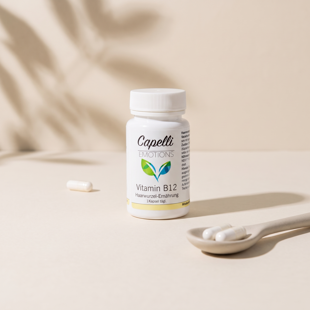 Capelli Emotions Vitamin B12 Kapseln mit Keramiklöffel auf Kalkstein