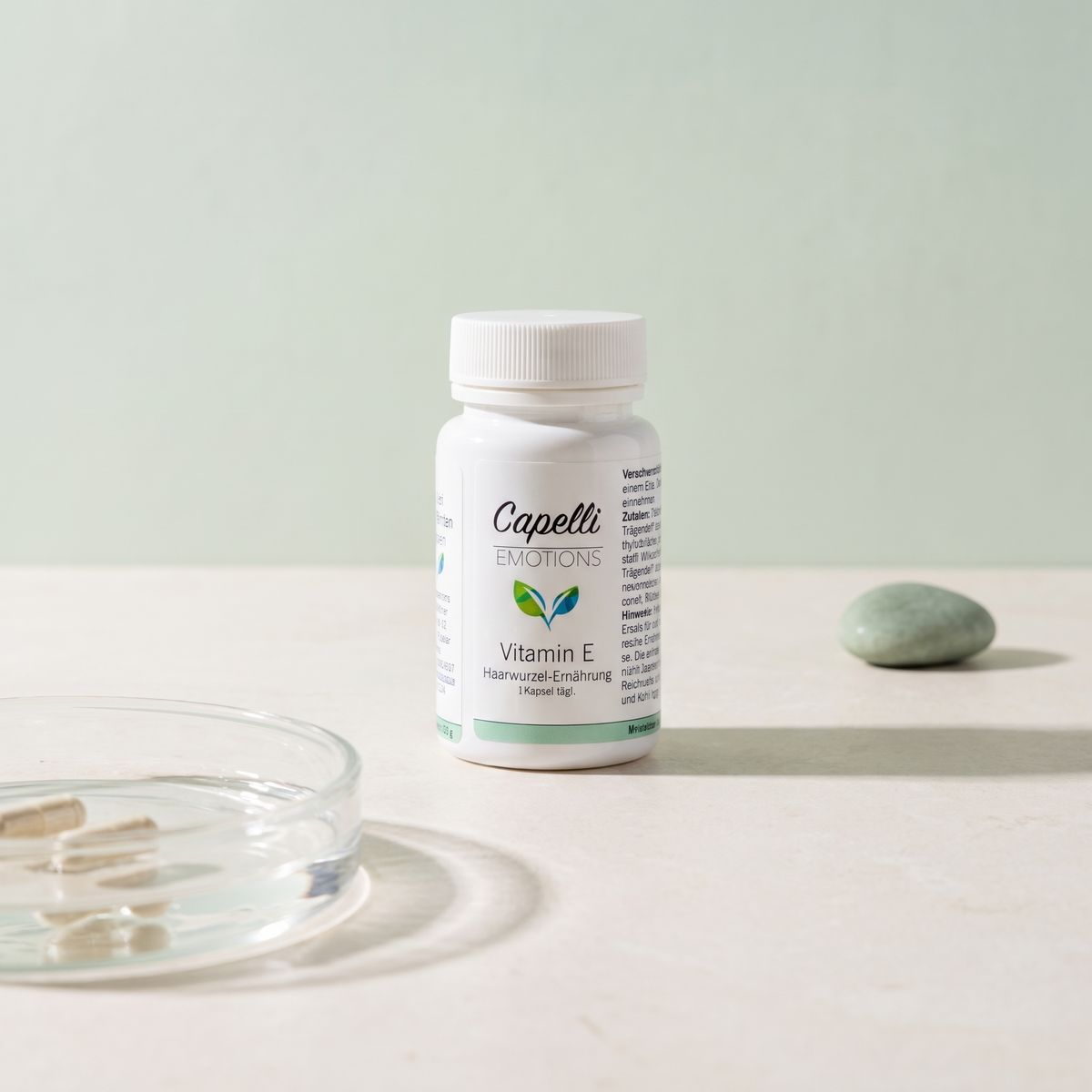 Capelli Emotions Vitamin E Kapseln mit Wasserschale und salbeigrünem Stein