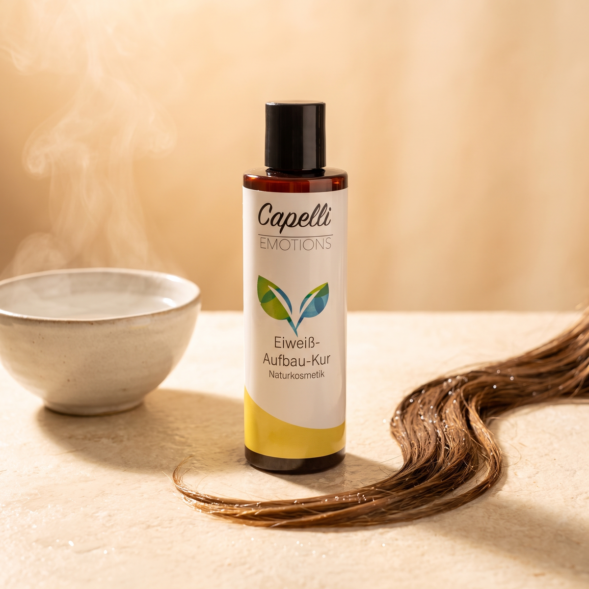 Capelli Emotions Eiweiß-Aufbau-Kur mit nasser Haarsträhne und Keramikschale