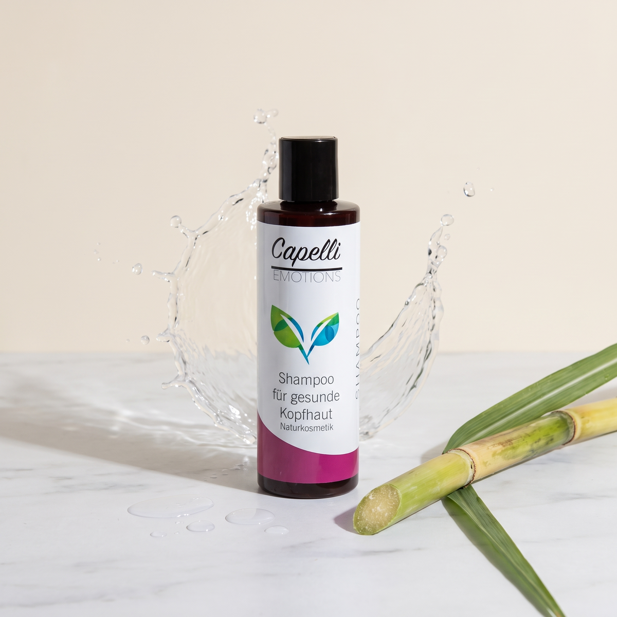 Capelli Emotions Shampoo für gesunde Kopfhaut auf hellem Marmor mit Wasser und Zuckerrohr